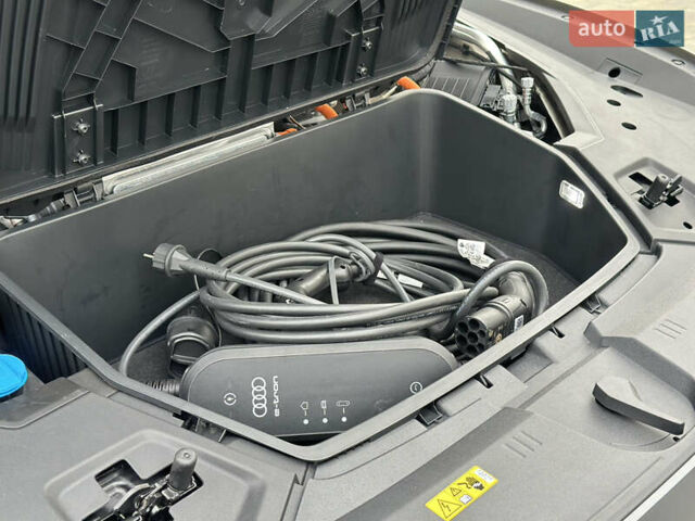 Коричневый Ауди Q8 Sportback e-tron, объемом двигателя 0 л и пробегом 43 тыс. км за 58499 $, фото 102 на Automoto.ua