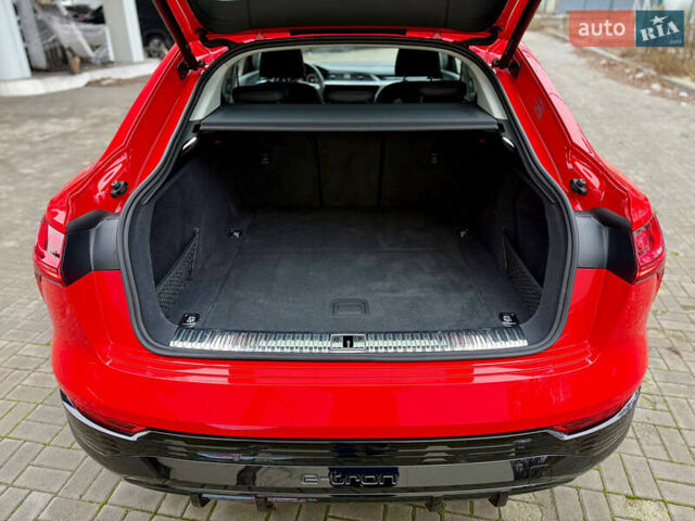 Червоний Ауді Q8 Sportback e-tron, об'ємом двигуна 0 л та пробігом 55 тис. км за 54500 $, фото 29 на Automoto.ua