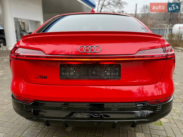 Червоний Ауді Q8 Sportback e-tron, об'ємом двигуна 0 л та пробігом 55 тис. км за 54500 $, фото 6 на Automoto.ua