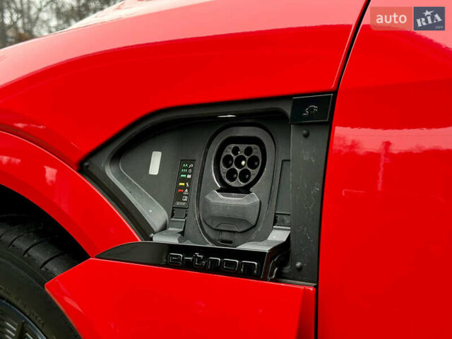 Червоний Ауді Q8 Sportback e-tron, об'ємом двигуна 0 л та пробігом 55 тис. км за 54500 $, фото 21 на Automoto.ua