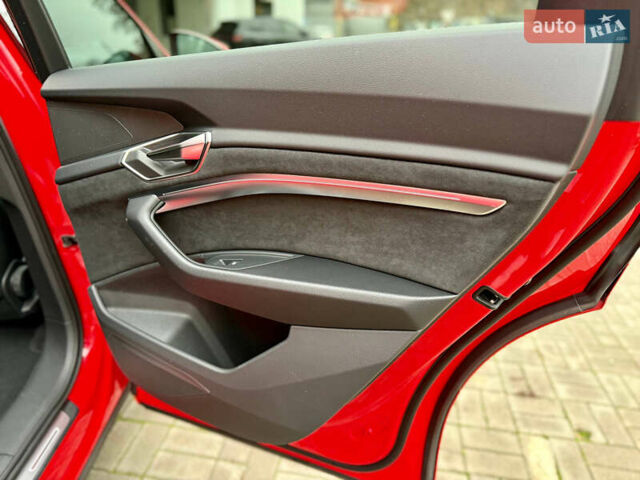 Червоний Ауді Q8 Sportback e-tron, об'ємом двигуна 0 л та пробігом 55 тис. км за 54500 $, фото 31 на Automoto.ua