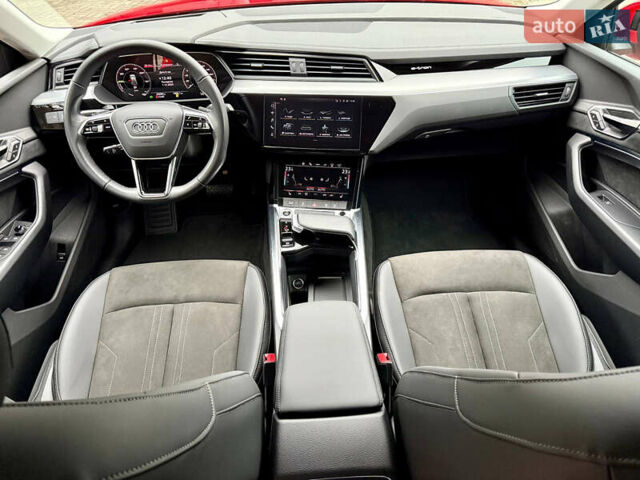 Червоний Ауді Q8 Sportback e-tron, об'ємом двигуна 0 л та пробігом 55 тис. км за 54500 $, фото 35 на Automoto.ua