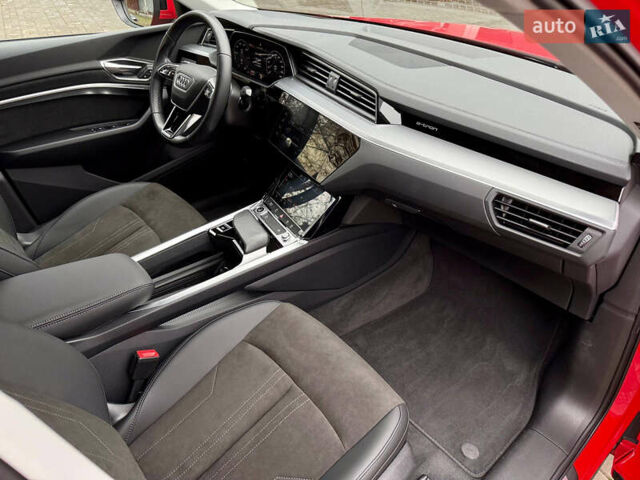 Червоний Ауді Q8 Sportback e-tron, об'ємом двигуна 0 л та пробігом 55 тис. км за 54500 $, фото 43 на Automoto.ua
