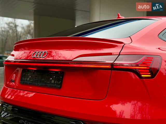 Червоний Ауді Q8 Sportback e-tron, об'ємом двигуна 0 л та пробігом 55 тис. км за 54500 $, фото 50 на Automoto.ua