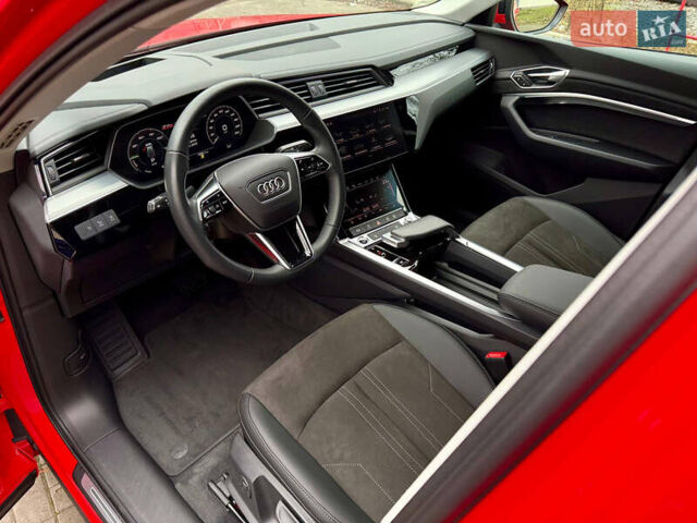 Червоний Ауді Q8 Sportback e-tron, об'ємом двигуна 0 л та пробігом 55 тис. км за 54500 $, фото 23 на Automoto.ua