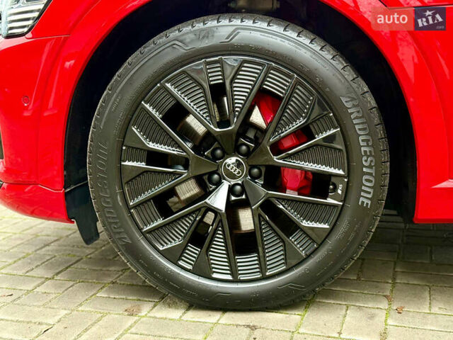 Червоний Ауді Q8 Sportback e-tron, об'ємом двигуна 0 л та пробігом 55 тис. км за 54500 $, фото 53 на Automoto.ua