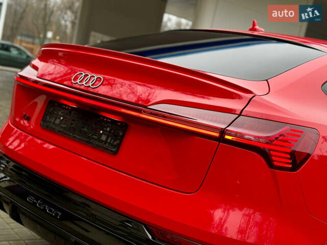 Червоний Ауді Q8 Sportback e-tron, об'ємом двигуна 0 л та пробігом 55 тис. км за 54500 $, фото 51 на Automoto.ua