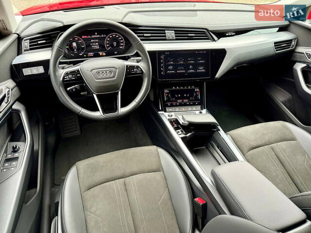 Червоний Ауді Q8 Sportback e-tron, об'ємом двигуна 0 л та пробігом 55 тис. км за 54500 $, фото 38 на Automoto.ua