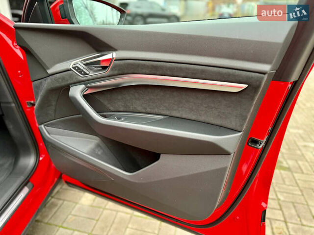 Червоний Ауді Q8 Sportback e-tron, об'ємом двигуна 0 л та пробігом 55 тис. км за 54500 $, фото 42 на Automoto.ua