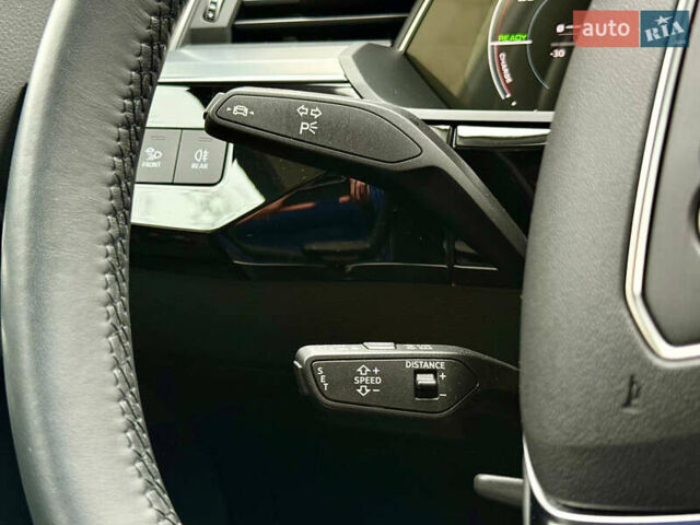 Червоний Ауді Q8 Sportback e-tron, об'ємом двигуна 0 л та пробігом 55 тис. км за 54500 $, фото 63 на Automoto.ua