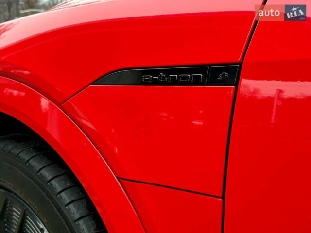 Червоний Ауді Q8 Sportback e-tron, об'ємом двигуна 0 л та пробігом 55 тис. км за 54500 $, фото 20 на Automoto.ua