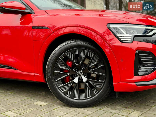 Червоний Ауді Q8 Sportback e-tron, об'ємом двигуна 0 л та пробігом 55 тис. км за 54500 $, фото 13 на Automoto.ua