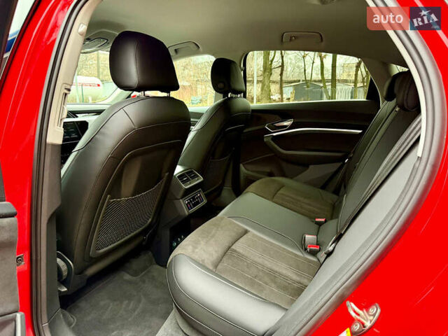 Червоний Ауді Q8 Sportback e-tron, об'ємом двигуна 0 л та пробігом 55 тис. км за 54500 $, фото 26 на Automoto.ua