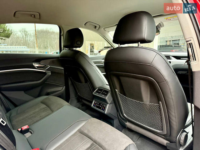 Червоний Ауді Q8 Sportback e-tron, об'ємом двигуна 0 л та пробігом 55 тис. км за 54500 $, фото 32 на Automoto.ua