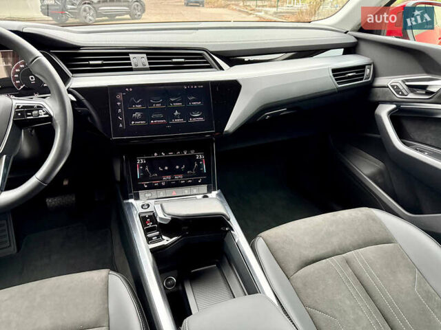 Червоний Ауді Q8 Sportback e-tron, об'ємом двигуна 0 л та пробігом 55 тис. км за 54500 $, фото 39 на Automoto.ua