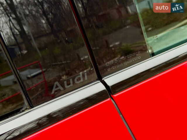 Червоний Ауді Q8 Sportback e-tron, об'ємом двигуна 0 л та пробігом 55 тис. км за 54500 $, фото 46 на Automoto.ua