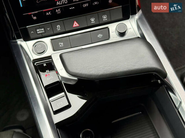 Червоний Ауді Q8 Sportback e-tron, об'ємом двигуна 0 л та пробігом 55 тис. км за 54500 $, фото 45 на Automoto.ua