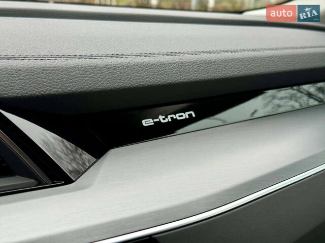 Червоний Ауді Q8 Sportback e-tron, об'ємом двигуна 0 л та пробігом 55 тис. км за 54500 $, фото 65 на Automoto.ua