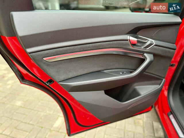 Червоний Ауді Q8 Sportback e-tron, об'ємом двигуна 0 л та пробігом 55 тис. км за 54500 $, фото 25 на Automoto.ua