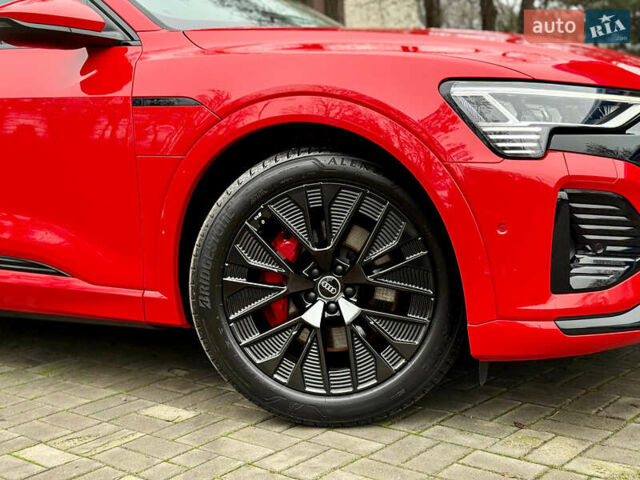Червоний Ауді Q8 Sportback e-tron, об'ємом двигуна 0 л та пробігом 55 тис. км за 54500 $, фото 14 на Automoto.ua
