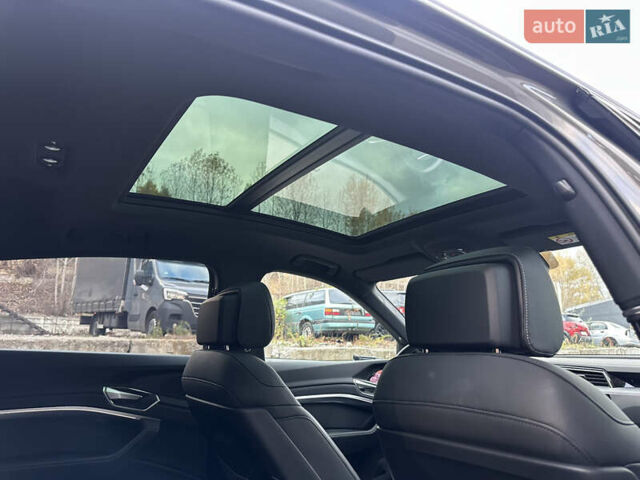 Серый Ауди Q8 Sportback e-tron, объемом двигателя 0 л и пробегом 45 тыс. км за 64900 $, фото 15 на Automoto.ua