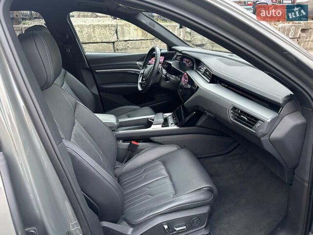 Серый Ауди Q8 Sportback e-tron, объемом двигателя 0 л и пробегом 45 тыс. км за 64900 $, фото 12 на Automoto.ua