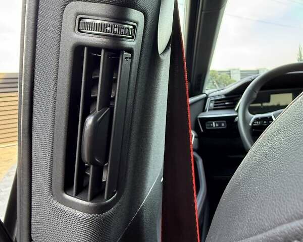 Серый Ауди Q8 Sportback e-tron, объемом двигателя 0 л и пробегом 15 тыс. км за 65000 $, фото 120 на Automoto.ua