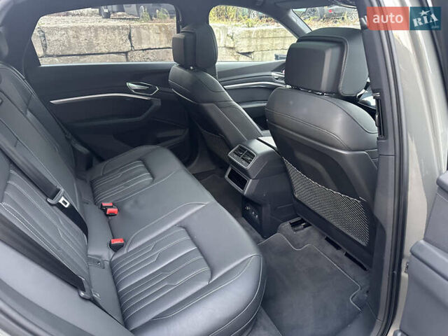 Серый Ауди Q8 Sportback e-tron, объемом двигателя 0 л и пробегом 45 тыс. км за 64900 $, фото 14 на Automoto.ua