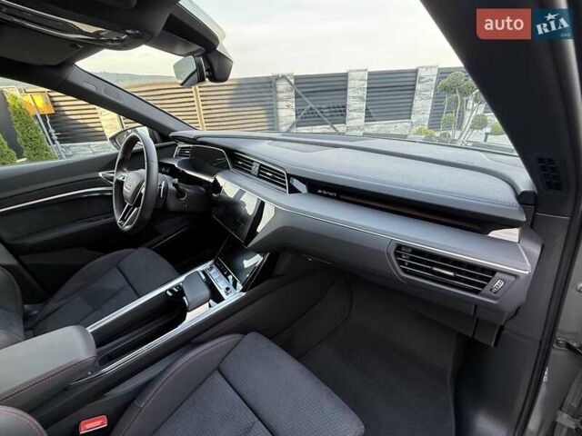 Серый Ауди Q8 Sportback e-tron, объемом двигателя 0 л и пробегом 15 тыс. км за 65000 $, фото 93 на Automoto.ua