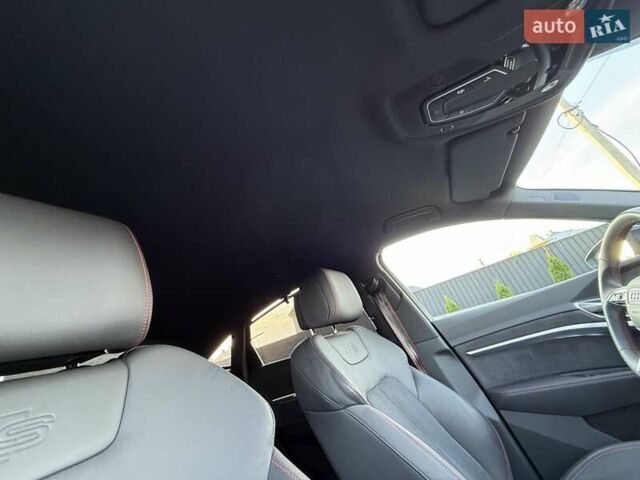 Серый Ауди Q8 Sportback e-tron, объемом двигателя 0 л и пробегом 15 тыс. км за 65000 $, фото 137 на Automoto.ua