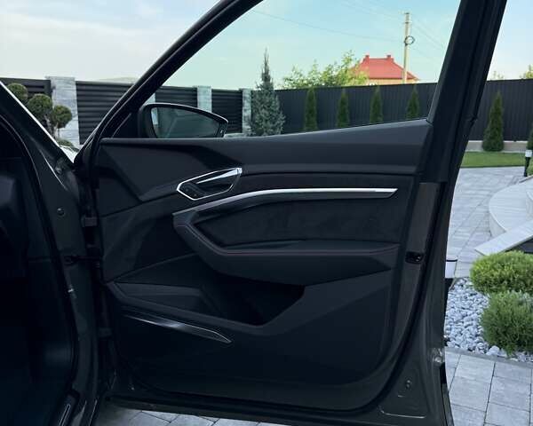 Серый Ауди Q8 Sportback e-tron, объемом двигателя 0 л и пробегом 15 тыс. км за 65000 $, фото 86 на Automoto.ua