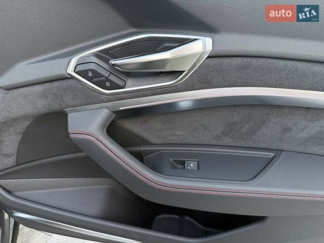 Серый Ауди Q8 Sportback e-tron, объемом двигателя 0 л и пробегом 15 тыс. км за 65000 $, фото 88 на Automoto.ua