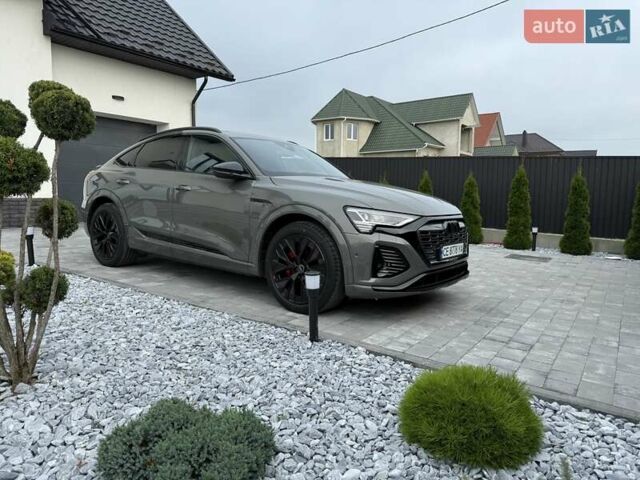 Серый Ауди Q8 Sportback e-tron, объемом двигателя 0 л и пробегом 15 тыс. км за 65000 $, фото 149 на Automoto.ua