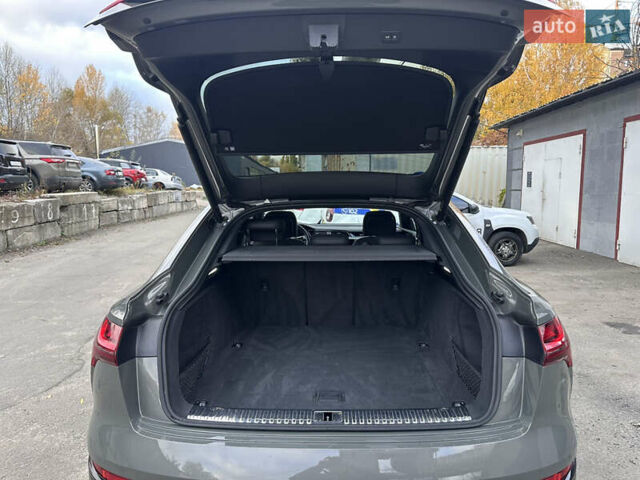 Серый Ауди Q8 Sportback e-tron, объемом двигателя 0 л и пробегом 45 тыс. км за 64900 $, фото 16 на Automoto.ua