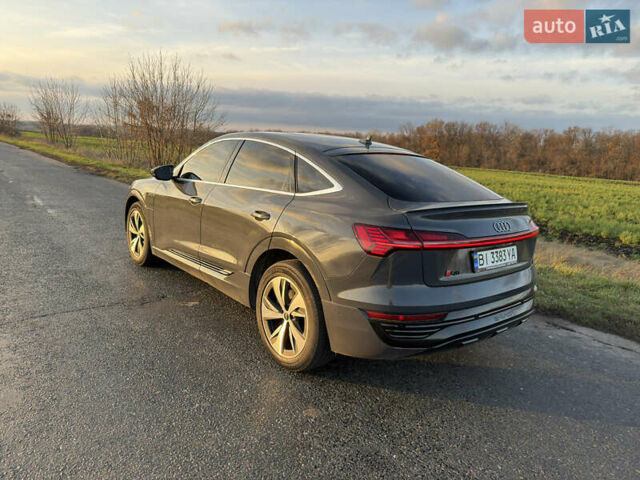 Серый Ауди Q8 Sportback e-tron, объемом двигателя 0 л и пробегом 47 тыс. км за 54000 $, фото 5 на Automoto.ua