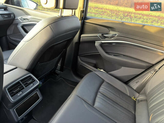 Серый Ауди Q8 Sportback e-tron, объемом двигателя 0 л и пробегом 47 тыс. км за 54000 $, фото 9 на Automoto.ua