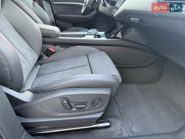 Серый Ауди Q8 Sportback e-tron, объемом двигателя 0 л и пробегом 15 тыс. км за 65000 $, фото 90 на Automoto.ua