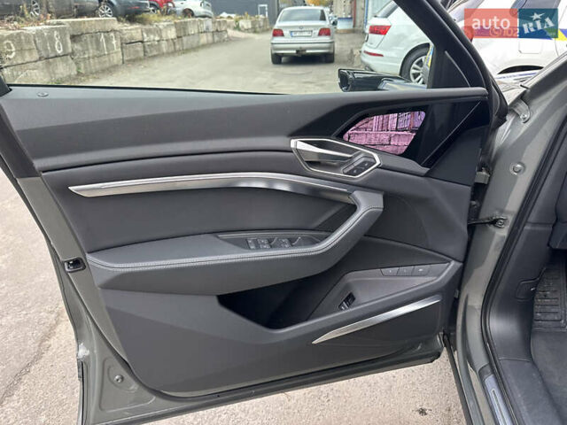 Серый Ауди Q8 Sportback e-tron, объемом двигателя 0 л и пробегом 45 тыс. км за 64900 $, фото 11 на Automoto.ua