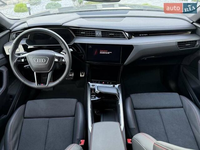 Серый Ауди Q8 Sportback e-tron, объемом двигателя 0 л и пробегом 15 тыс. км за 65000 $, фото 115 на Automoto.ua