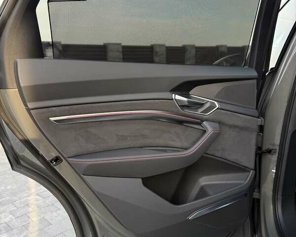 Серый Ауди Q8 Sportback e-tron, объемом двигателя 0 л и пробегом 15 тыс. км за 65000 $, фото 61 на Automoto.ua