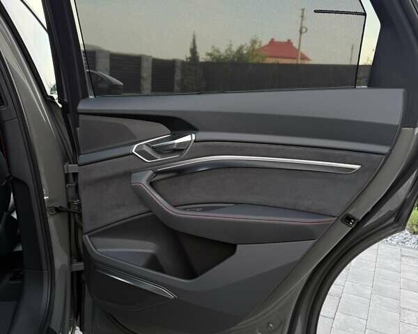 Серый Ауди Q8 Sportback e-tron, объемом двигателя 0 л и пробегом 15 тыс. км за 65000 $, фото 78 на Automoto.ua