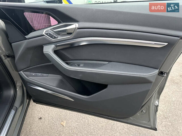 Серый Ауди Q8 Sportback e-tron, объемом двигателя 0 л и пробегом 45 тыс. км за 64900 $, фото 13 на Automoto.ua