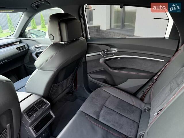 Серый Ауди Q8 Sportback e-tron, объемом двигателя 0 л и пробегом 15 тыс. км за 65000 $, фото 83 на Automoto.ua