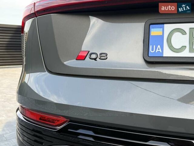 Серый Ауди Q8 Sportback e-tron, объемом двигателя 0 л и пробегом 15 тыс. км за 65000 $, фото 43 на Automoto.ua