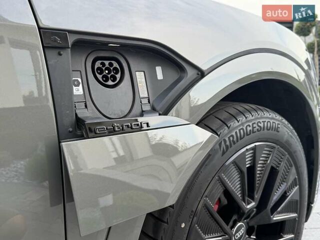 Серый Ауди Q8 Sportback e-tron, объемом двигателя 0 л и пробегом 15 тыс. км за 65000 $, фото 31 на Automoto.ua