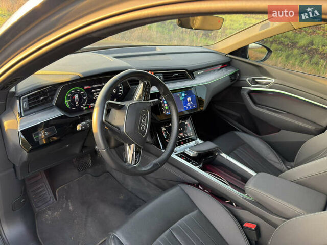 Серый Ауди Q8 Sportback e-tron, объемом двигателя 0 л и пробегом 47 тыс. км за 54000 $, фото 11 на Automoto.ua