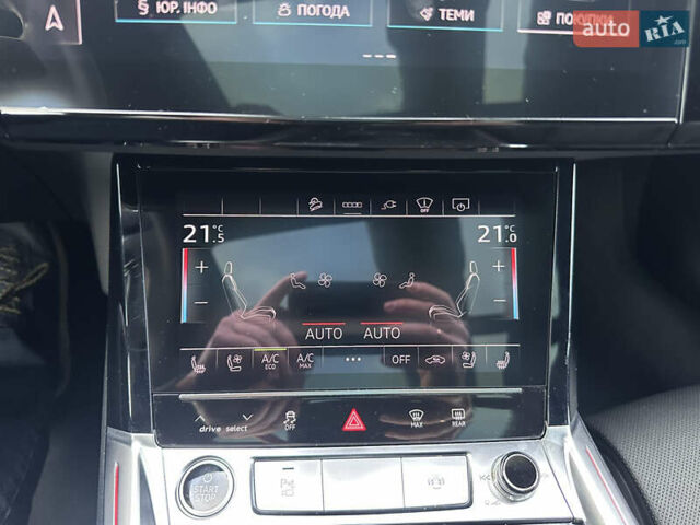 Серый Ауди Q8 Sportback e-tron, объемом двигателя 0 л и пробегом 45 тыс. км за 64900 $, фото 21 на Automoto.ua