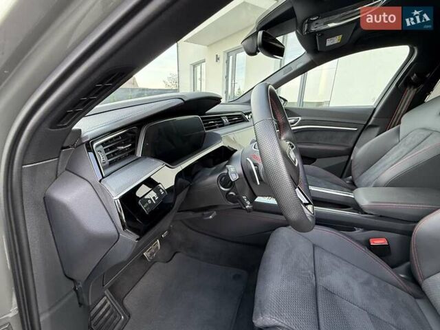 Серый Ауди Q8 Sportback e-tron, объемом двигателя 0 л и пробегом 15 тыс. км за 65000 $, фото 60 на Automoto.ua