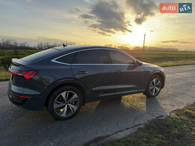 Серый Ауди Q8 Sportback e-tron, объемом двигателя 0 л и пробегом 47 тыс. км за 54000 $, фото 3 на Automoto.ua