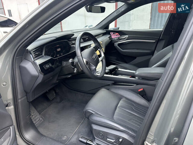 Серый Ауди Q8 Sportback e-tron, объемом двигателя 0 л и пробегом 45 тыс. км за 64900 $, фото 10 на Automoto.ua